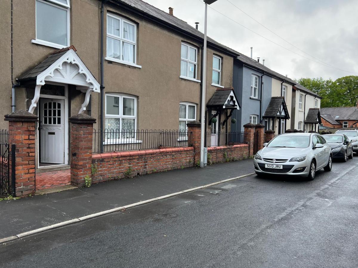 Brecon Town 3 Bedroom House Sleeps 6 Central Location Bagian luar foto