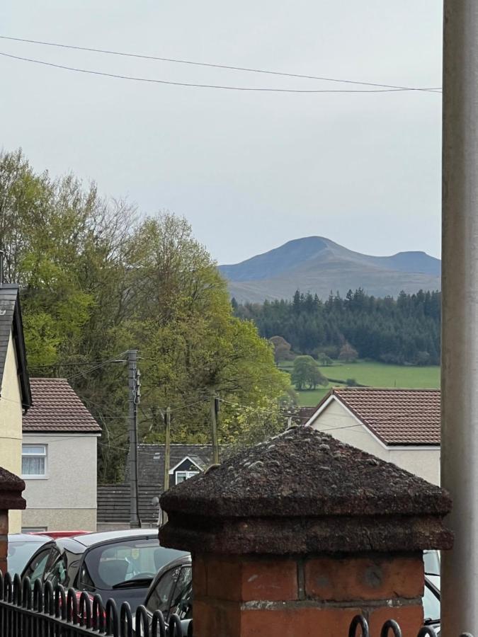 Brecon Town 3 Bedroom House Sleeps 6 Central Location Bagian luar foto