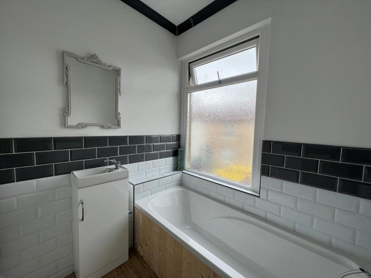 Brecon Town 3 Bedroom House Sleeps 6 Central Location Bagian luar foto